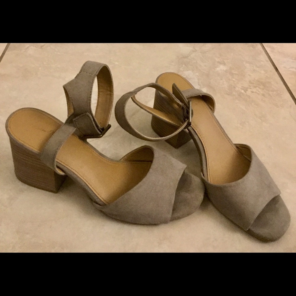 LIKE NEW - Quarter Strap Heeled Pump Sandal